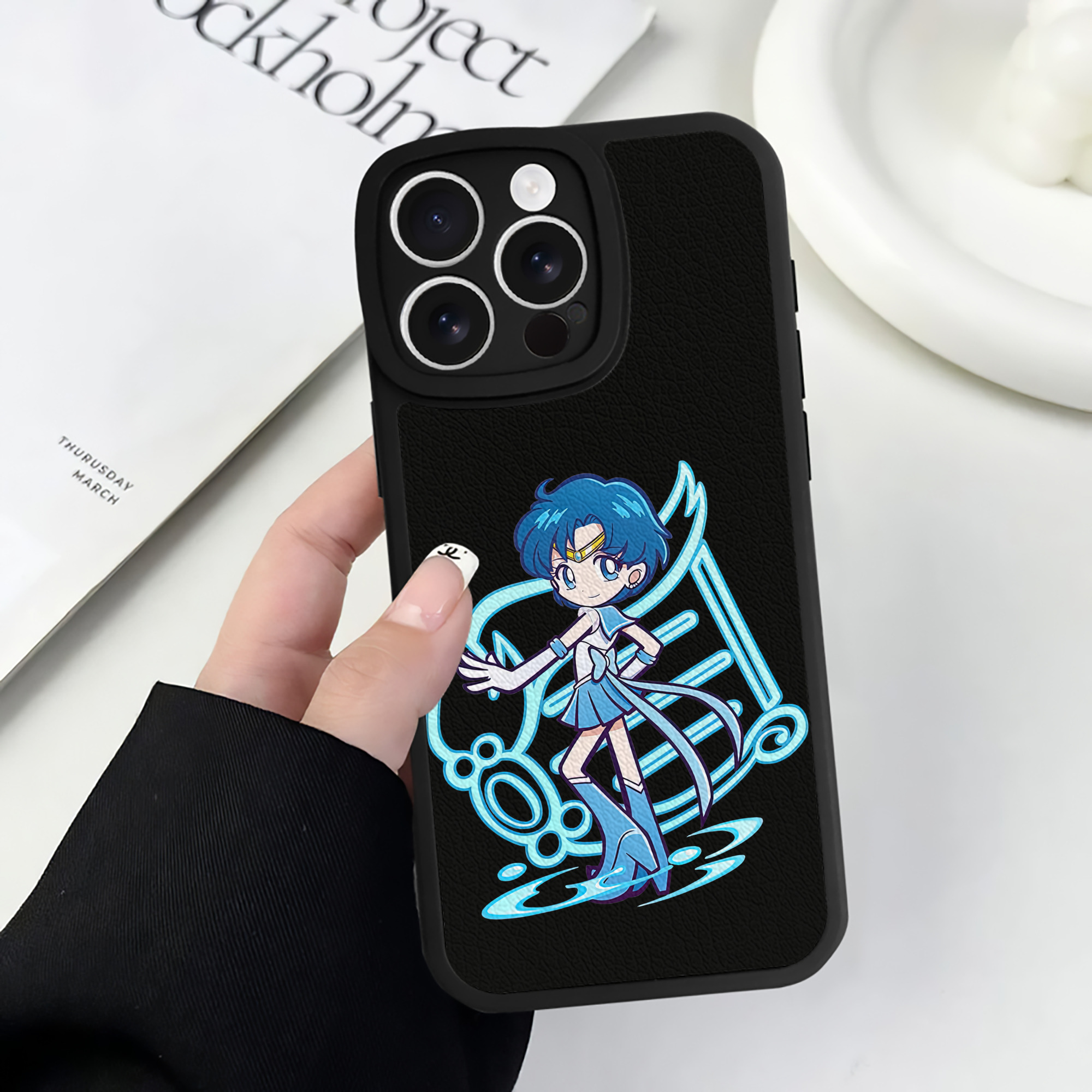 （画像用） 美少女戦士セーラームーン 水野 亜美 みずの あみ Sailor Moon Mizuno Ami 【iPhone 16シリーズ対応】シリコンスマホケース（レザー調） 材質：シリコン